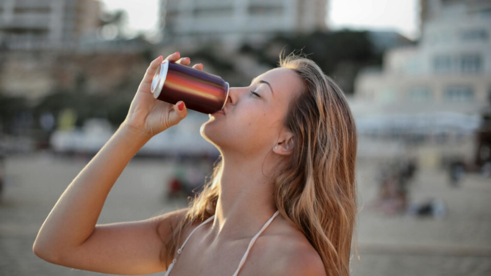 Ein Frau trinkt einen Energydrink